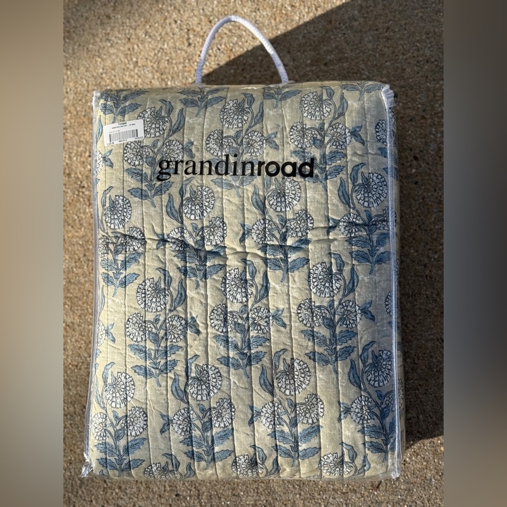 ⚡️  FLASH SALE  ⚡️Frontgate Floral Cotton Quilt - Queen - NWT - Picture 6 of 14